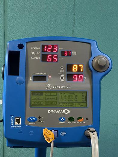 Gebraucht GE DINAMAP Pro 400V2 Patientenmonitor auf Trolley mit Zubehör