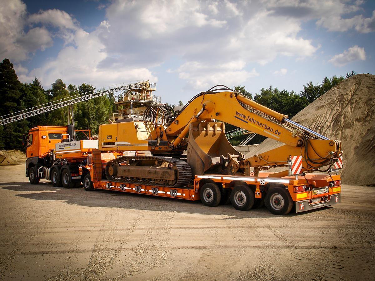 GigaMAX low bed semi-trailer