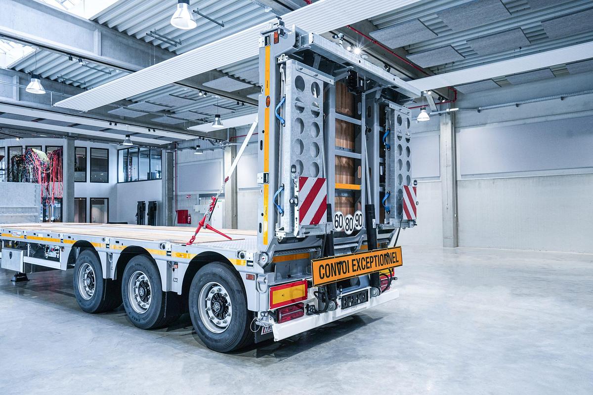 Used MAX200 with hydraulic flip tail