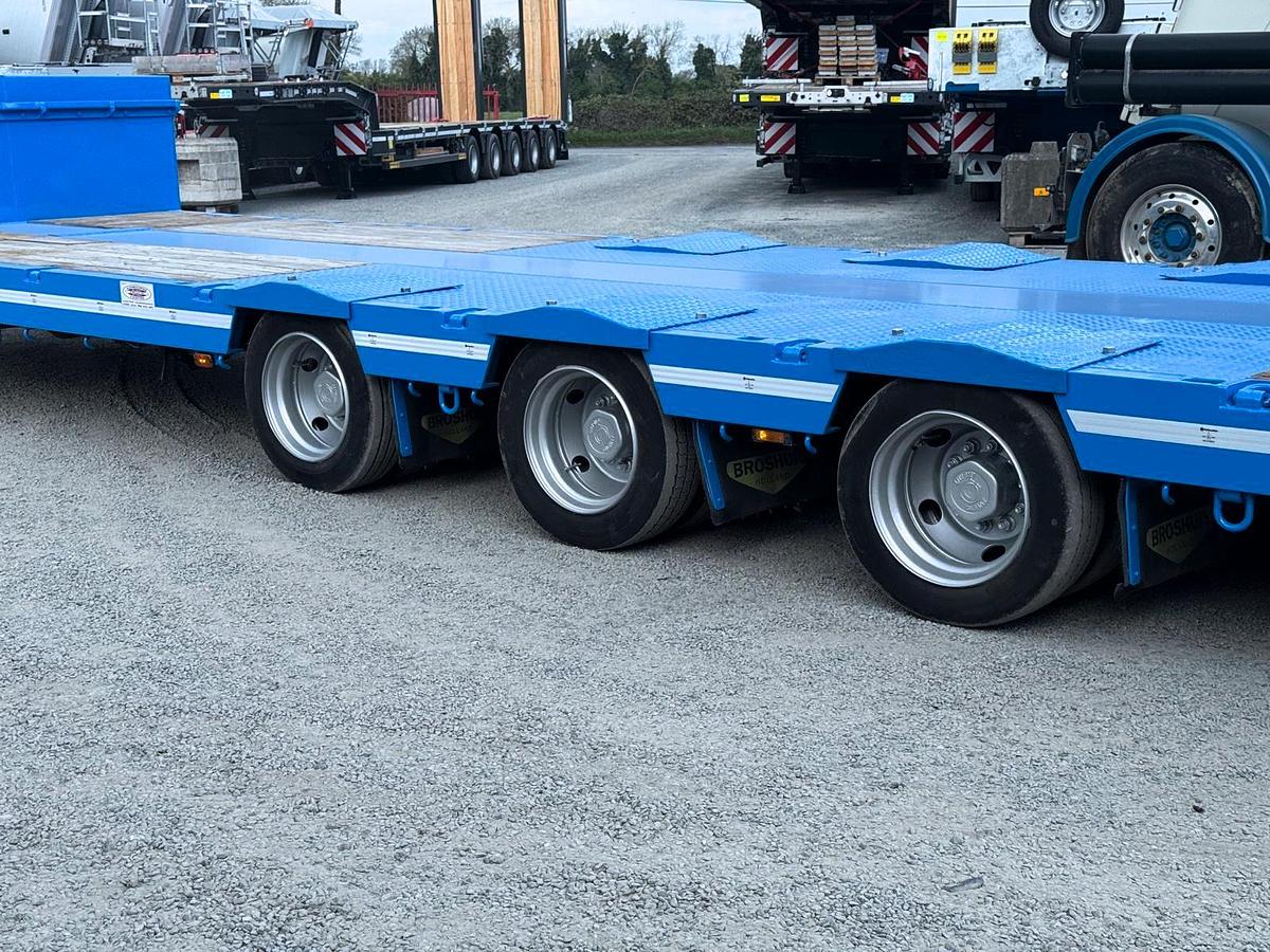 Used 2015 Broshuis, 3 axle step frame "Low Ride"