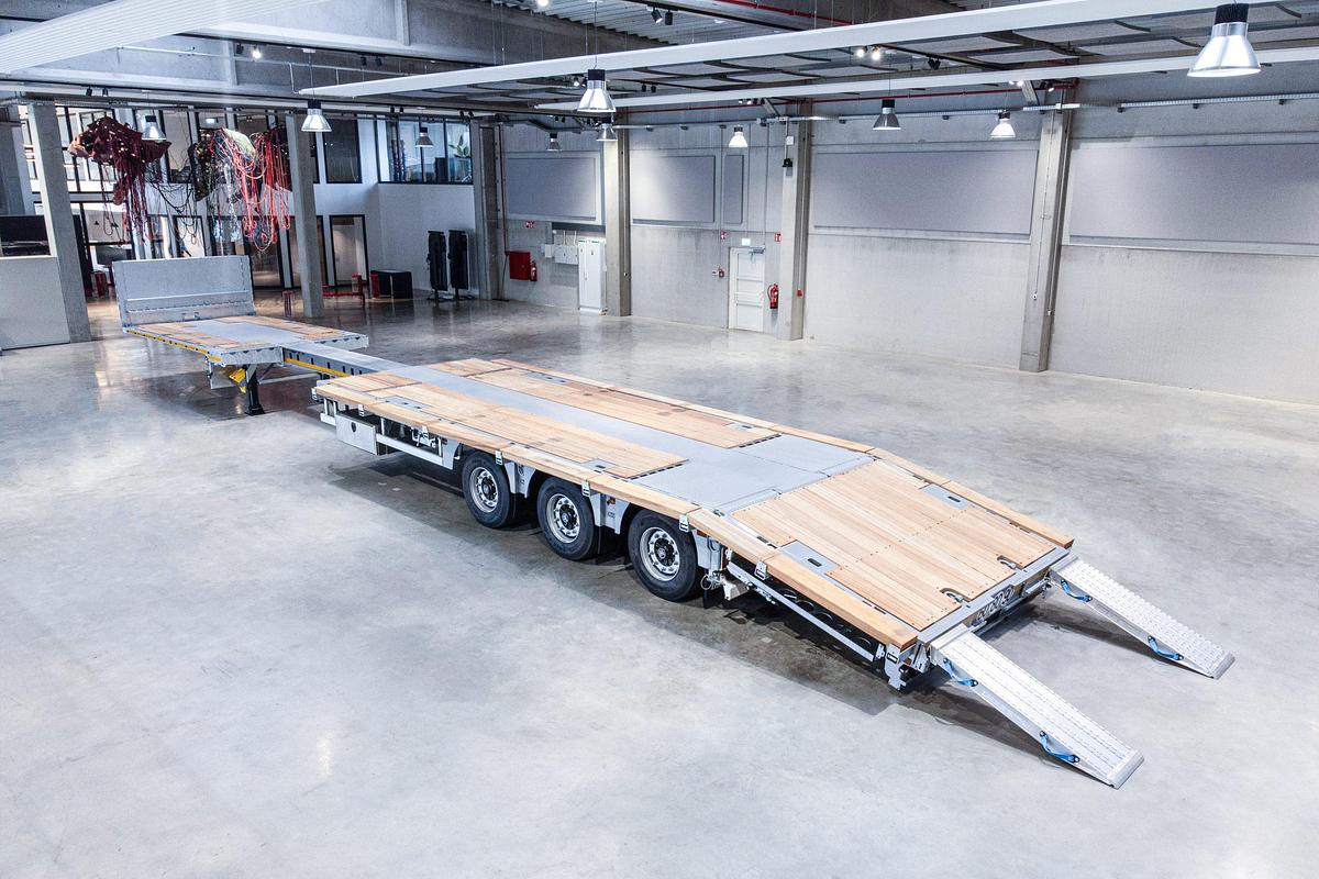 Used MAX200 with hydraulic flip tail