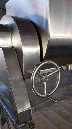 Manual tilting ribbon blender