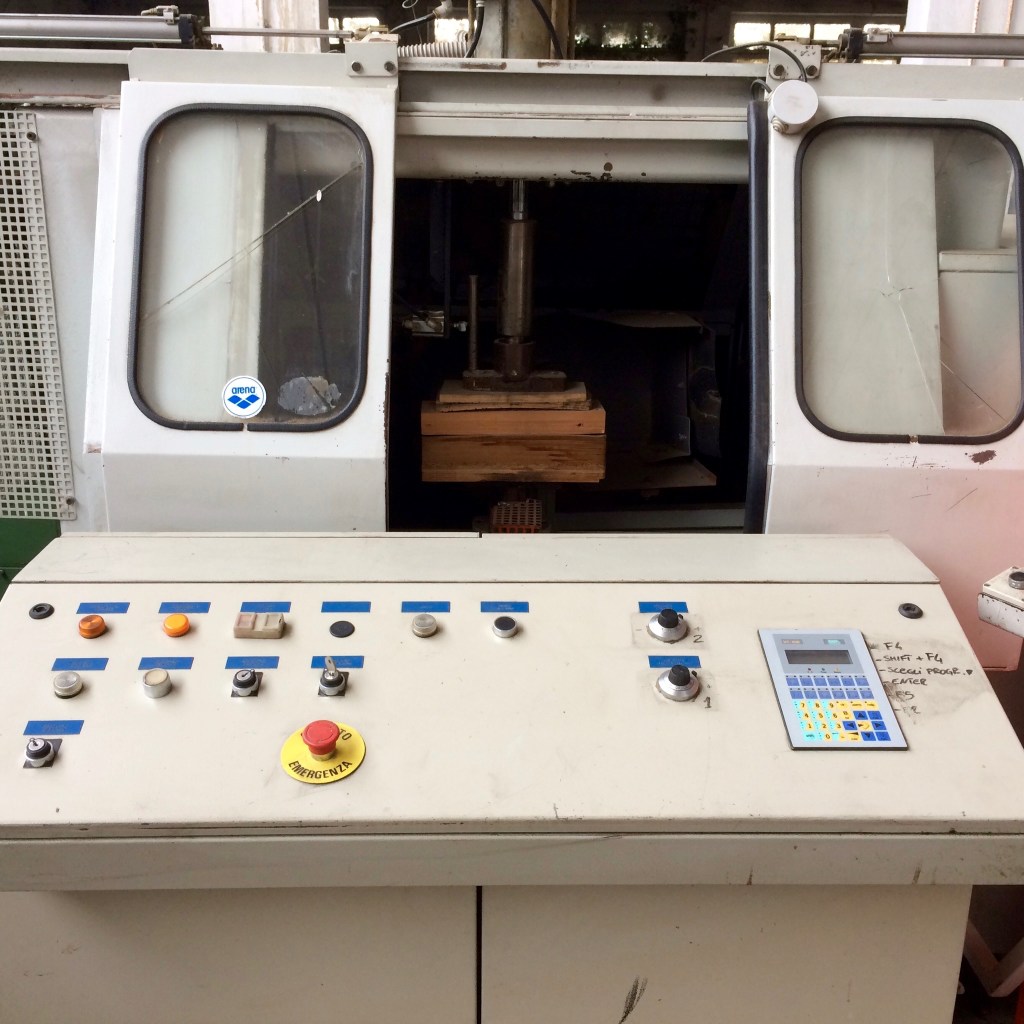 Used 1997 Giostra contornatrice per sedili, taglieri e prodotti similari con albero potenziato