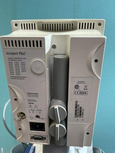 Used Datascope Accutorr Plus Patientenmonitor auf Trolley mit Zubehör