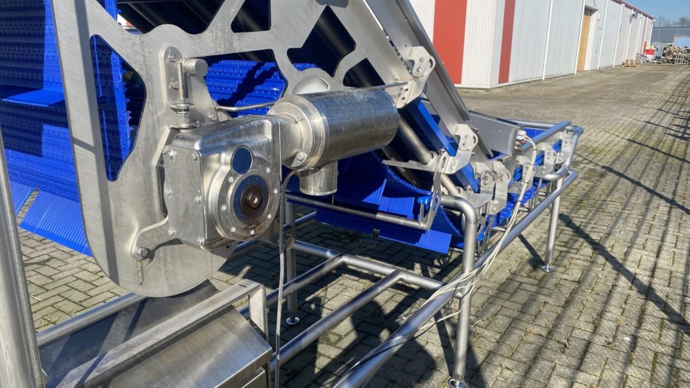 Conveyor belt with cleaning system