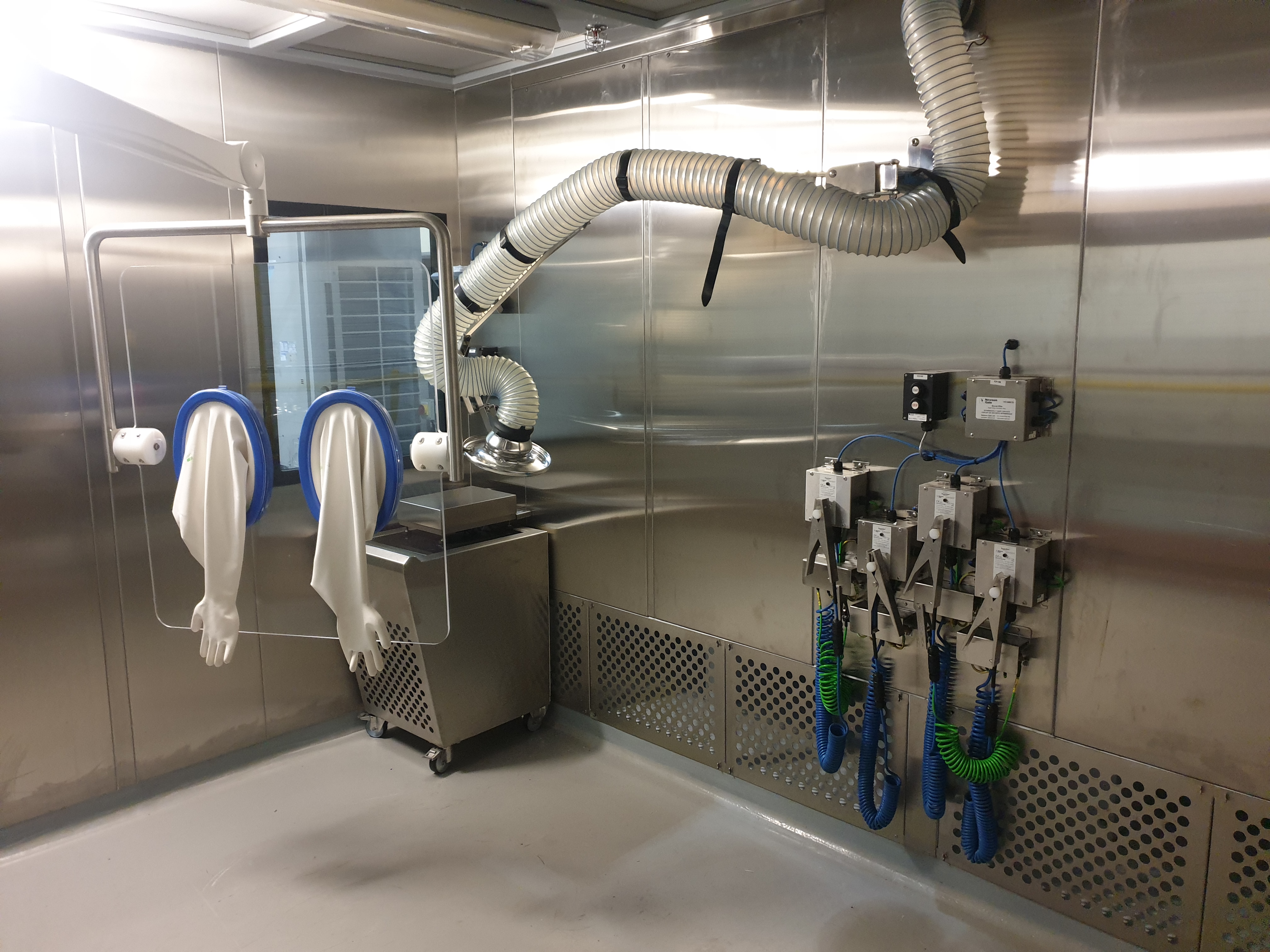 Used Extract Technologies Warehouse Downflow Sampling Booth