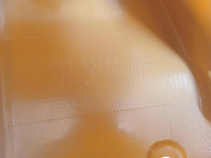 Moldura Da Lanterna Direita Caterpillar 1636814