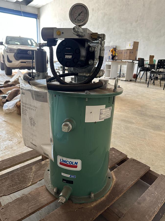 Usado Bomba de graxa LINCOLN FLOW MASTER II 86258 / 85732  30L 