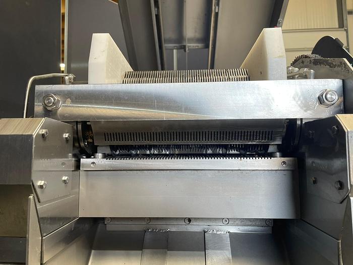 Gebruikt 2011 FAM Snijmachine/ snijder/ gevogelte & vlees, type: YURAN