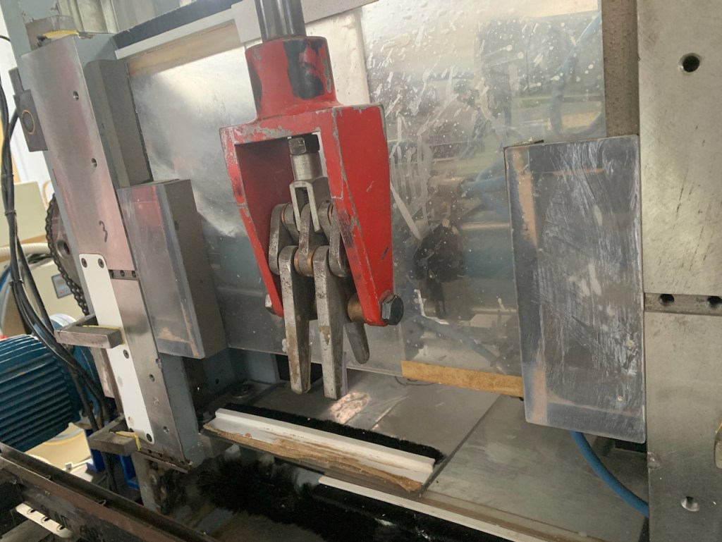 Ricondizionato Mortasatrice automatica Comec, con caricatore, per elementi di lettini per bambini