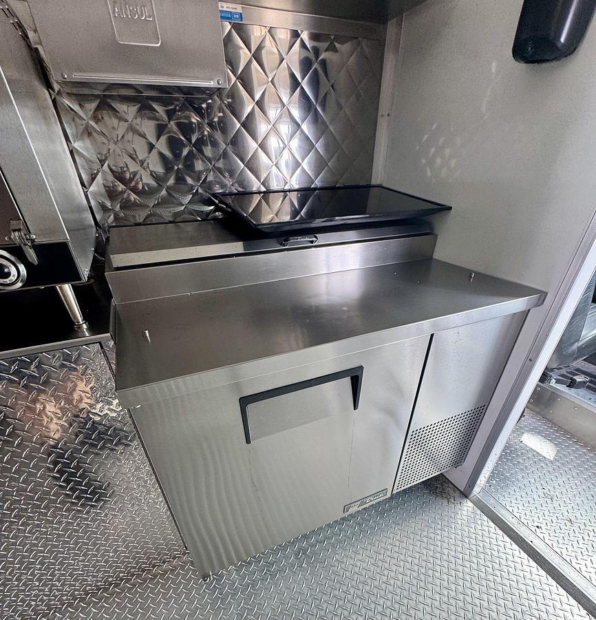 2016 Ford gas 2108 original miles 28’ food truck used only 7 times