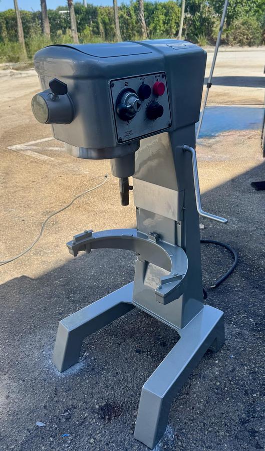 Refurbished Hobart D300T 30 quart mixer comes with a stainless steel bowl and 3 attachments 