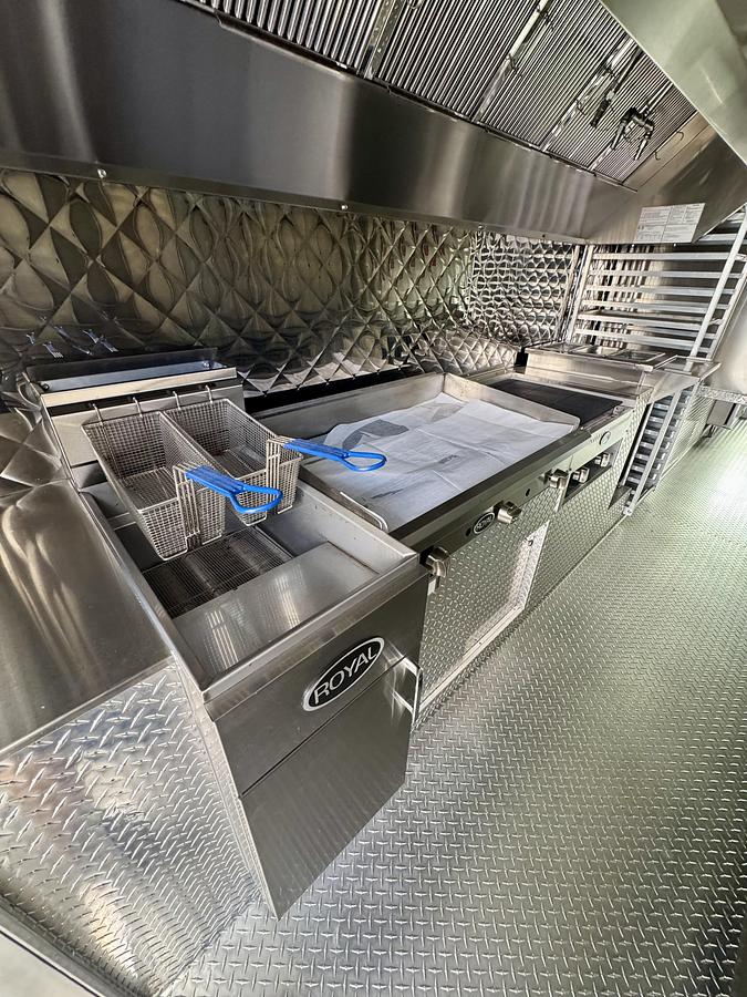 2016 Ford gas 2108 original miles 28’ food truck used only 7 times