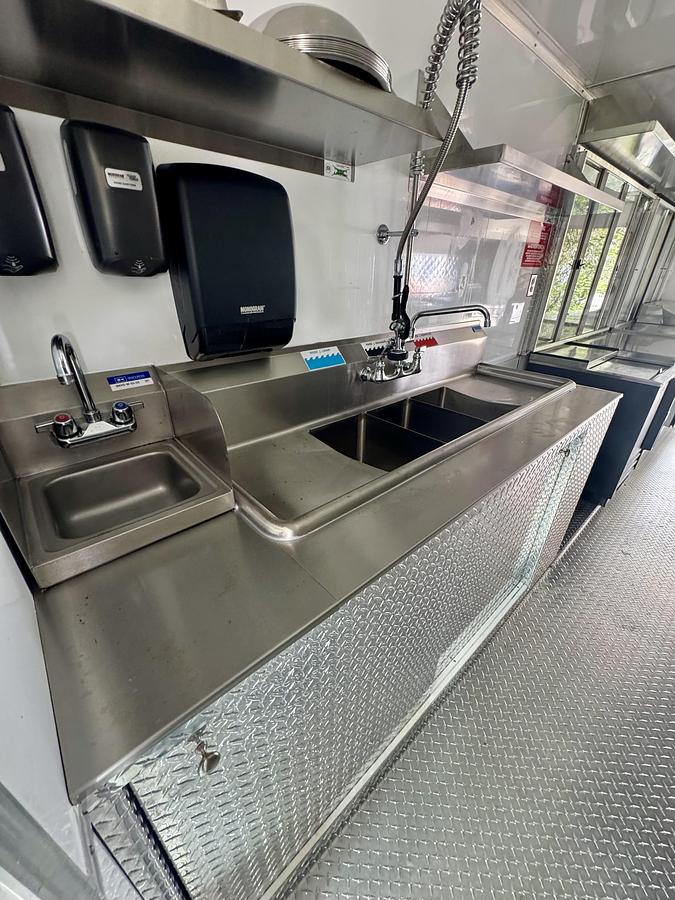 2016 Ford gas 2108 original miles 28’ food truck used only 7 times