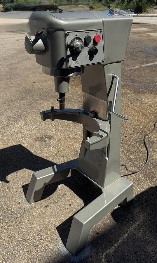 Refurbished Hobart D300T 30 quart mixer comes with a stainless steel bowl and 3 attachments 