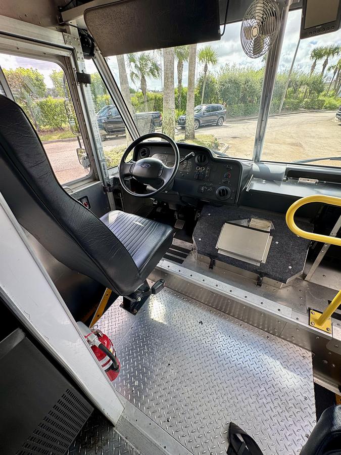 2016 Ford gas 2108 original miles 28’ food truck used only 7 times