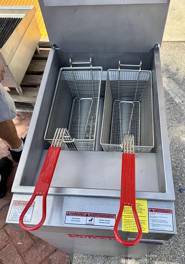 Vulcan LG300 Gas Fryer - (1) 40 lb Vat, Floor Model, Natural Gas