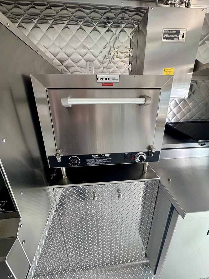 2016 Ford gas 2108 original miles 28’ food truck used only 7 times