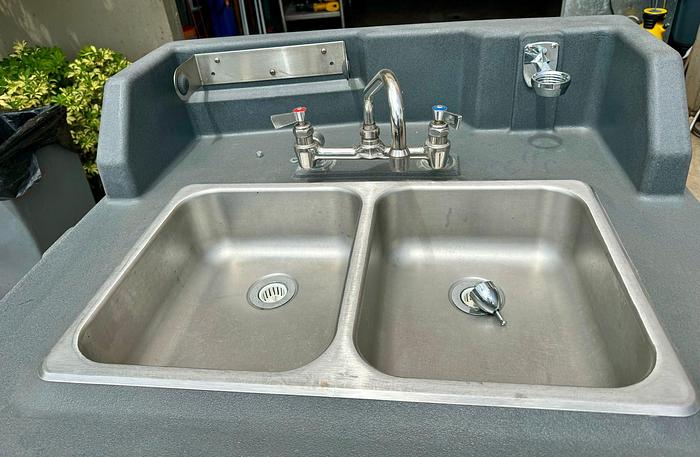Used Cambro KSC402191 45 1/2"H Portable Sink Cart w/ (2) 4"D Bowls, Hot Water