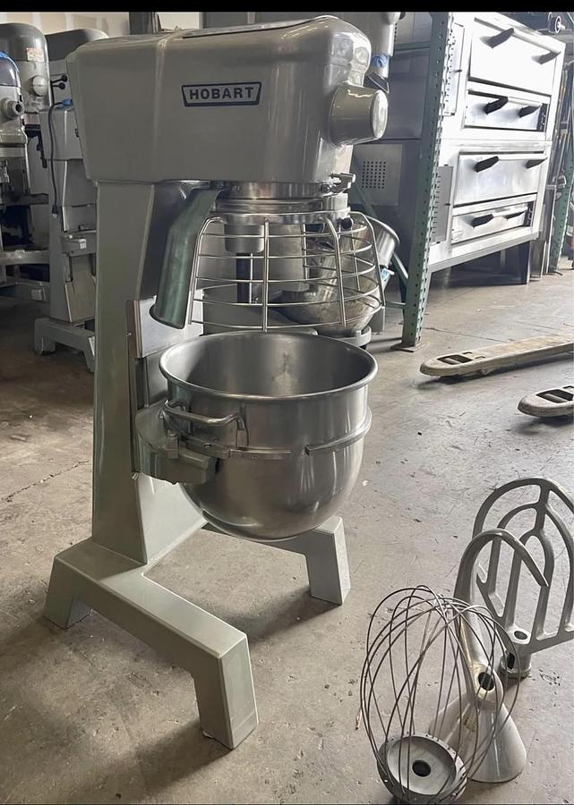 Refurbished Hobart D300T 30 quart mixer 115V comes with stainless steel bowl and 3 attachments 
