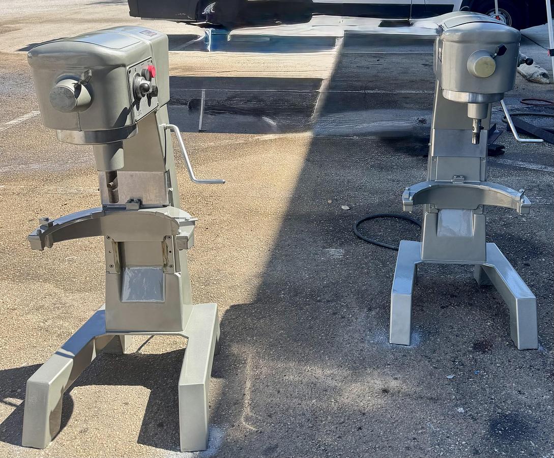 Refurbished Hobart D300T 30 quart mixer comes with a stainless steel bowl and 3 attachments