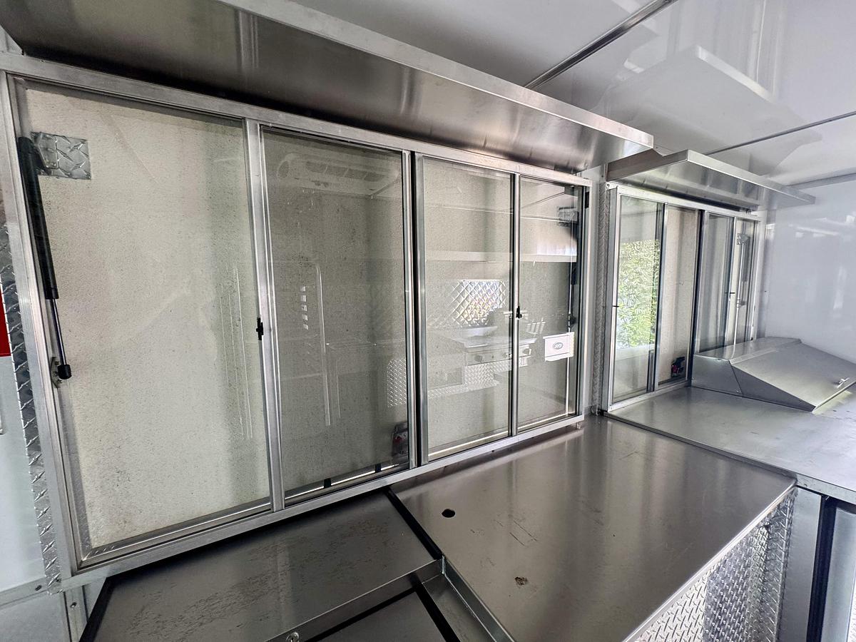 2016 Ford gas 2108 original miles 28’ food truck used only 7 times