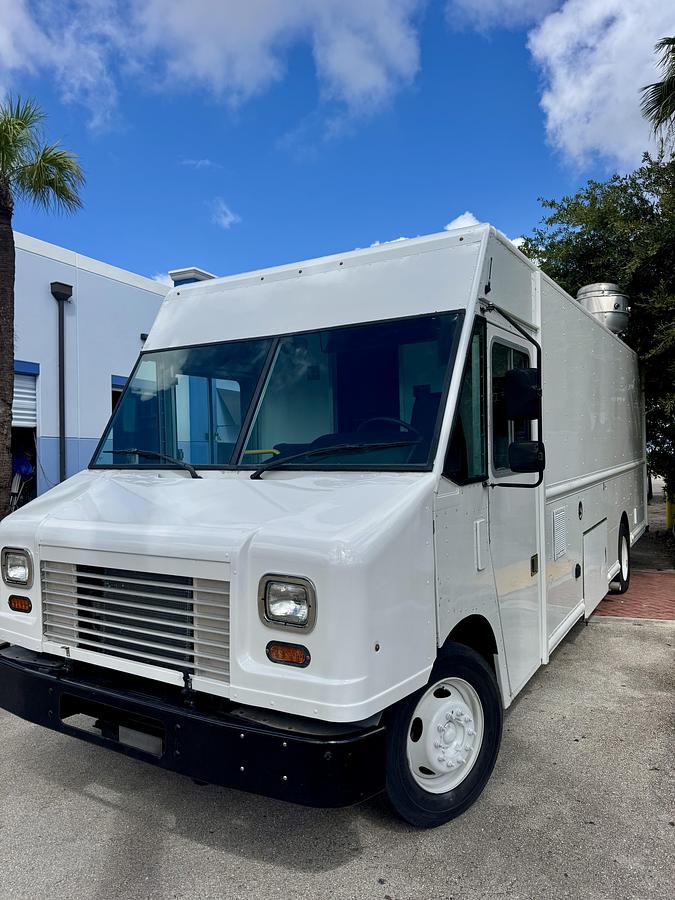 2016 Ford gas 2108 original miles 28’ food truck used only 7 times