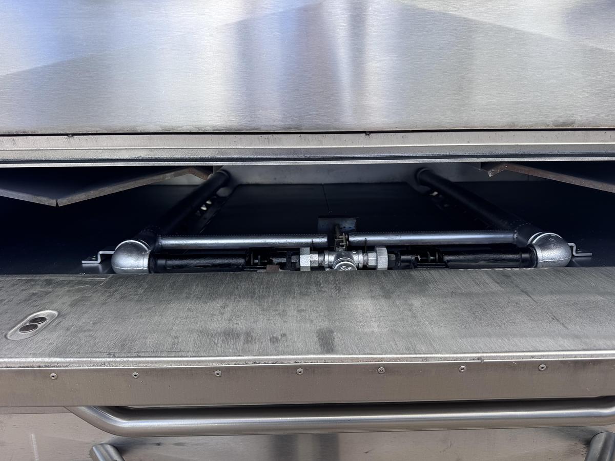 Refurbished Bakerspride Y602 Doublestack 6 pie pizza oven
