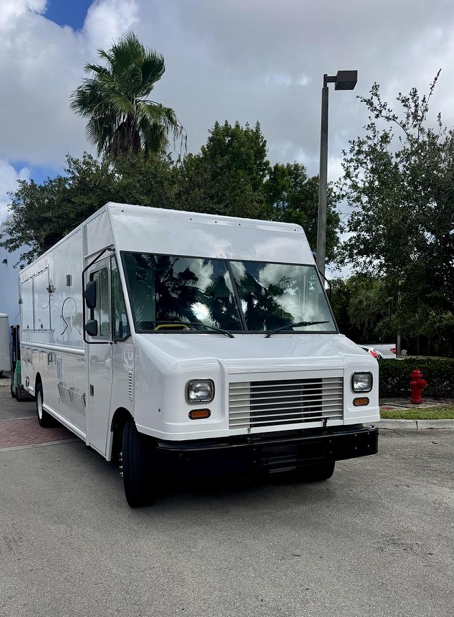 2016 Ford gas 2108 original miles 28’ food truck used only 7 times