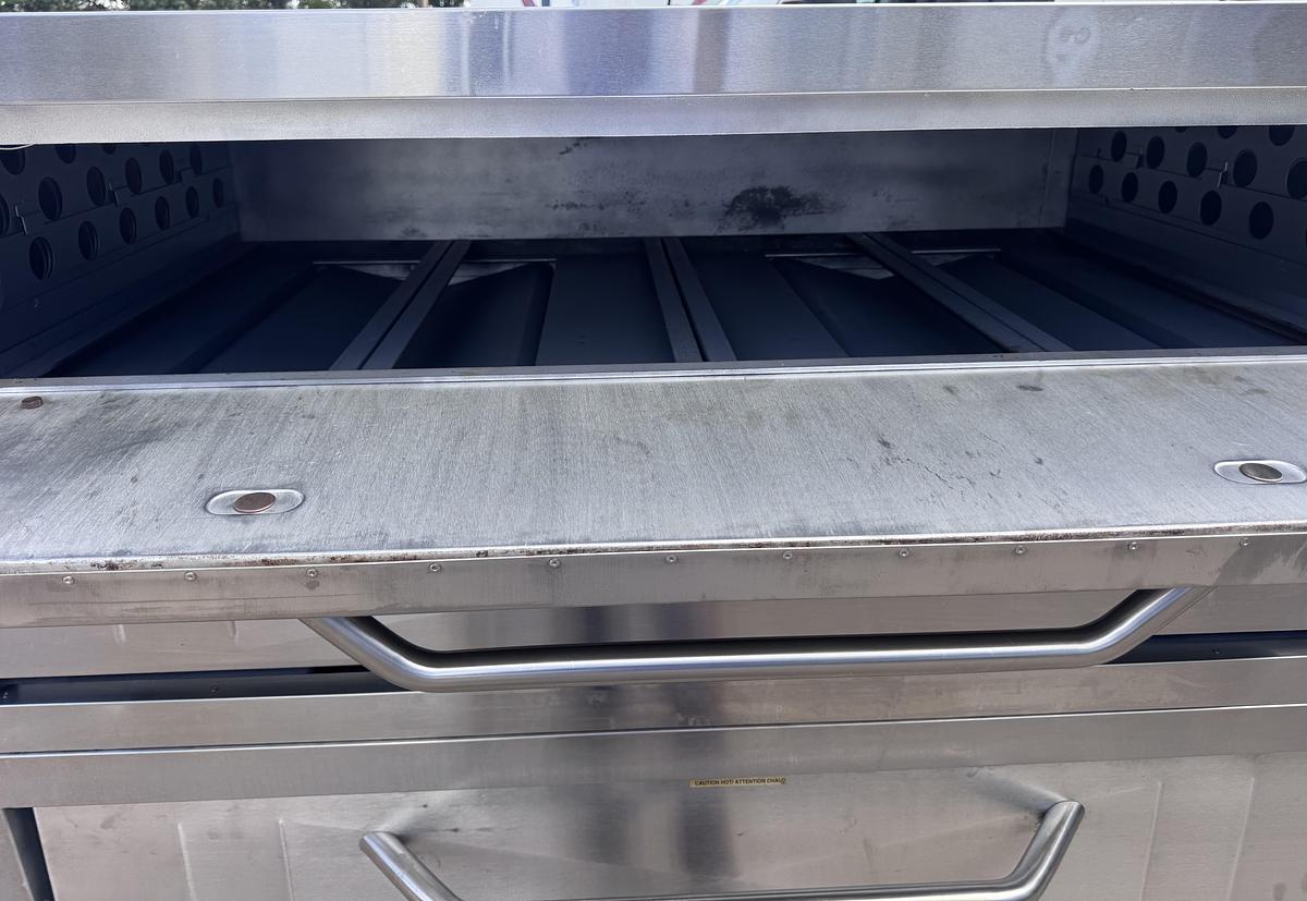 Refurbished Bakerspride Y602 Doublestack 6 pie pizza oven