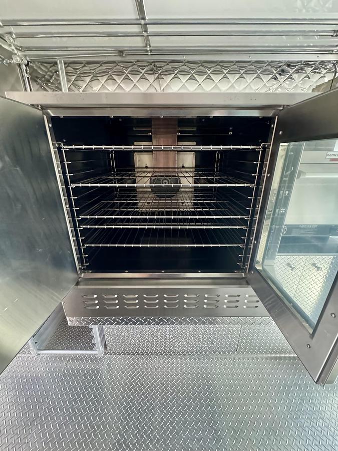 2016 Ford gas 2108 original miles 28’ food truck used only 7 times