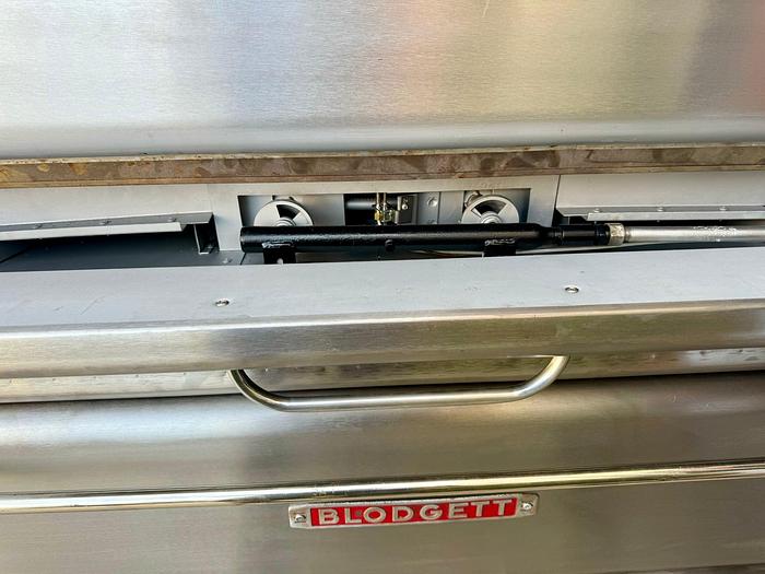 Used Blodgett 1060 double stack 6 pie pizza oven