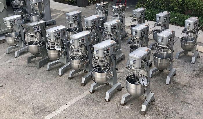 Used Hobart 30 Qt Heavy Duty Mixer D300T w/ SS Bowl, Guard and 3 Attachments