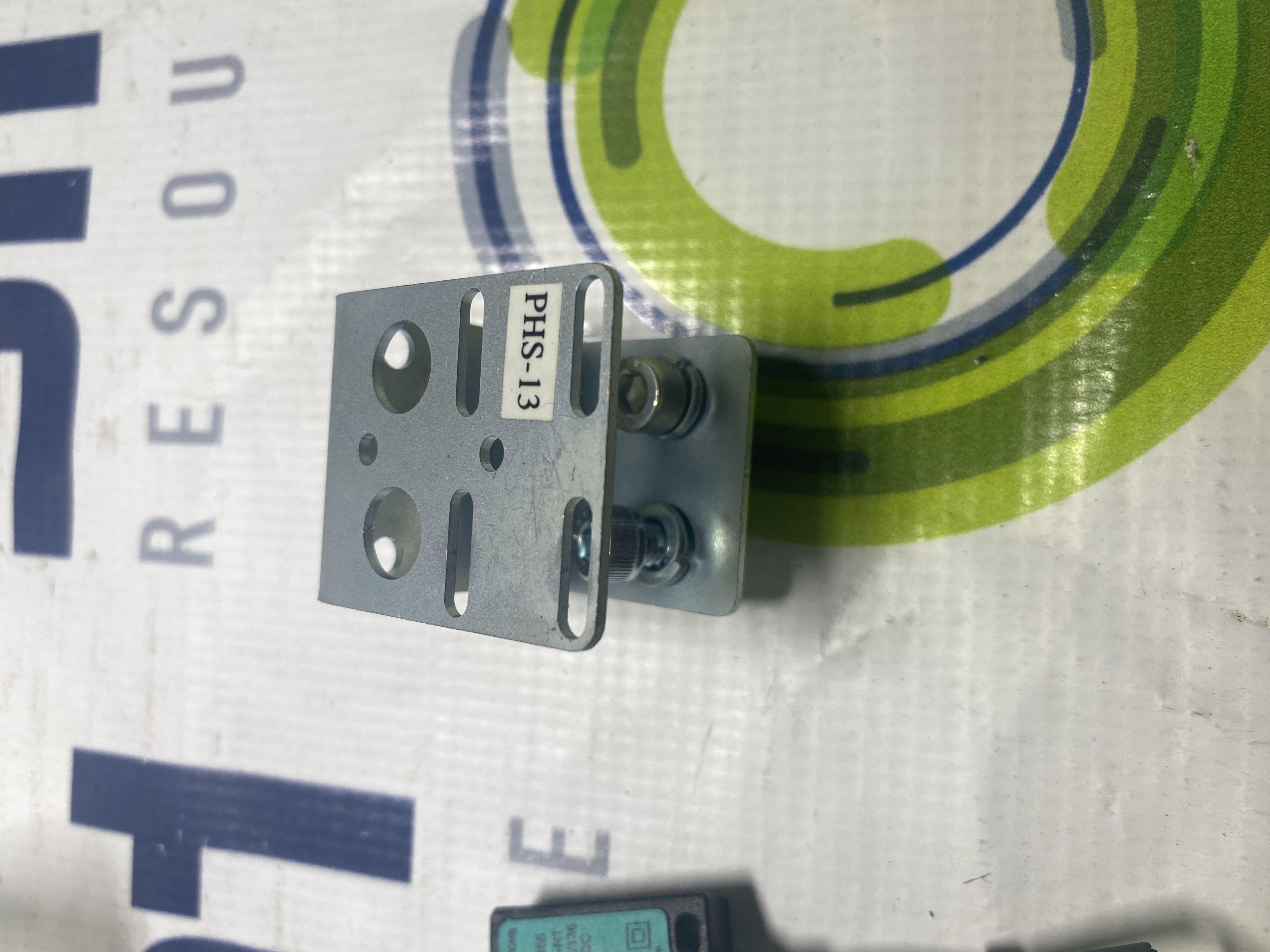 Pepperl+Fuchs ML7-8-H-140-RT-4369/65/115/136 Background Suppression Sensor w/ Bracket