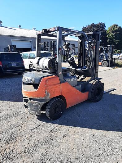 Used 2014 Toyota 8FGU25 – 5000 lb. Pneumatic Forklift