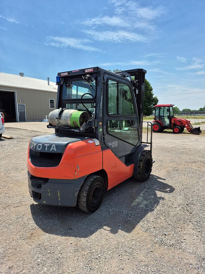 Used 2015 TOYOTA 8FGU32 – 7000 lb. Pneumatic Forklift with Cab