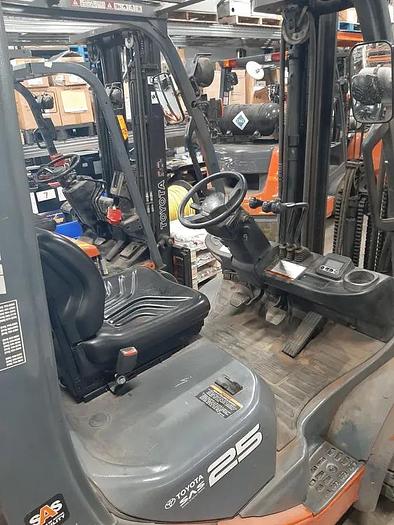 Used Toyota 8FGU25 – 5000 lb. Pneumatic Forklift