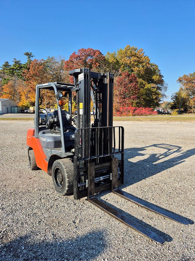 Used TOYOTA 8FGU32 - 7000 lb. Outdoor Forklift