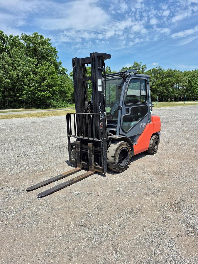 Used 2015 TOYOTA 8FGU32 – 7000 lb. Pneumatic Forklift with Cab