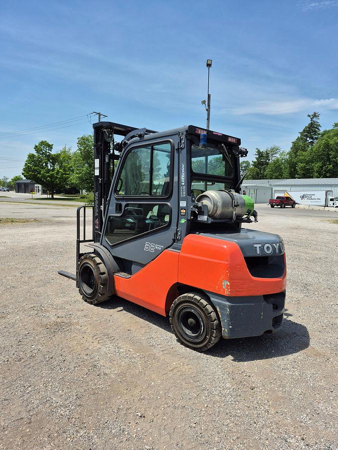 Used 2015 TOYOTA 8FGU32 – 7000 lb. Pneumatic Forklift with Cab
