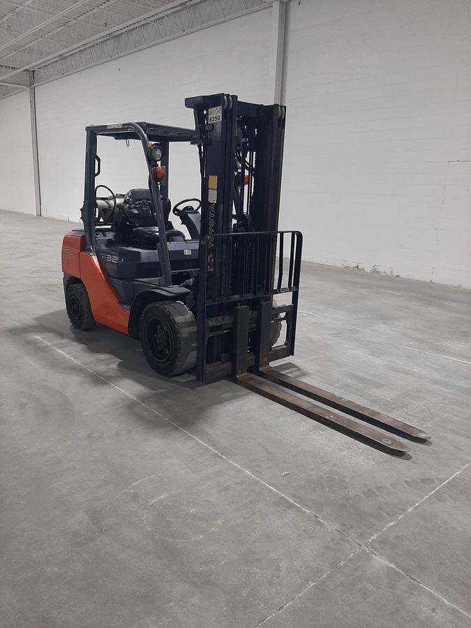 Used TOYOTA 8FGU32 - 7000 lb. Outdoor Forklift