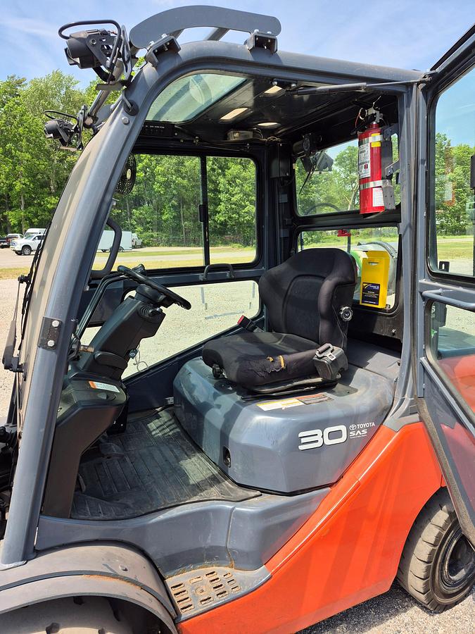 Used 2015 TOYOTA 8FGU32 – 7000 lb. Pneumatic Forklift with Cab