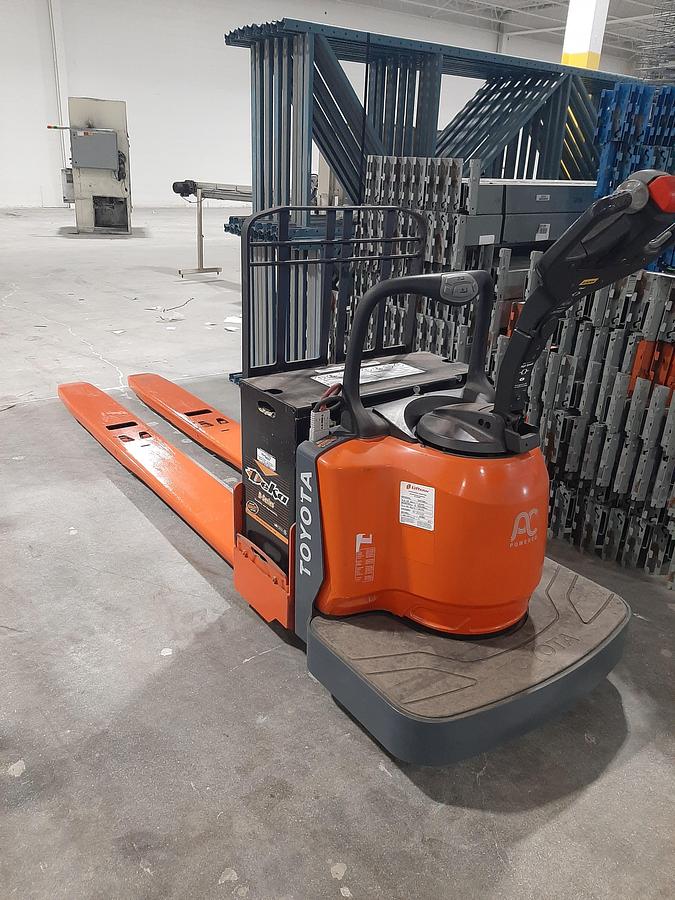 Used TOYOTA 8HBE30 Electric end-rider Pallet Jack