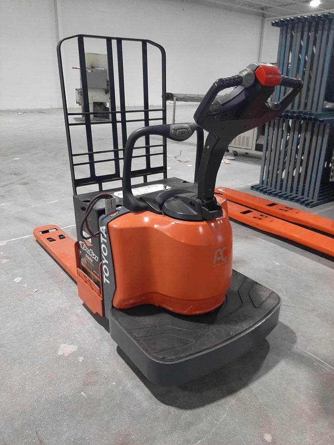 Used 2017 TOYOTA  8HBE30 Electric end-rider Pallet Jack