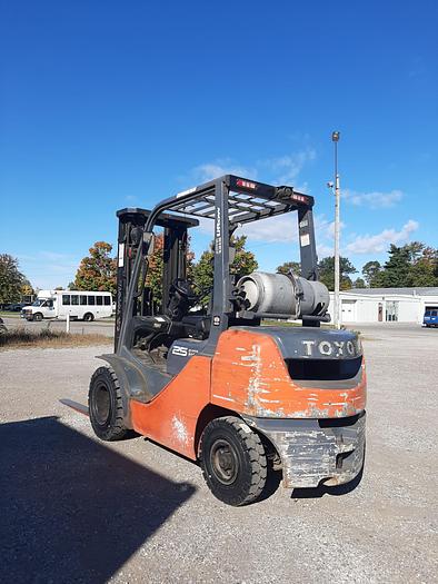 Used 2014 Toyota 8FGU25 – 5000 lb. Pneumatic Forklift