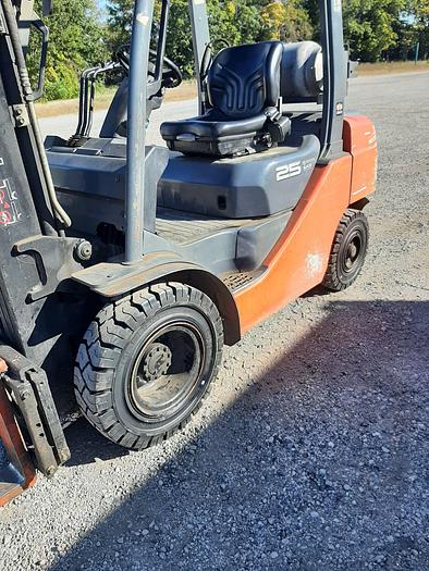 Used 2014 Toyota 8FGU25 – 5000 lb. Pneumatic Forklift
