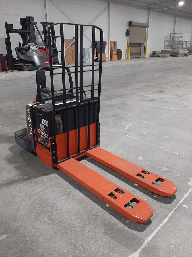 Used 2017 TOYOTA  8HBE30 Electric end-rider Pallet Jack