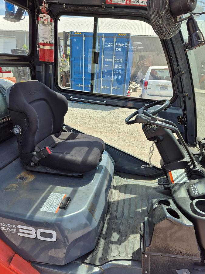 Used 2015 TOYOTA 8FGU32 – 7000 lb. Pneumatic Forklift with Cab