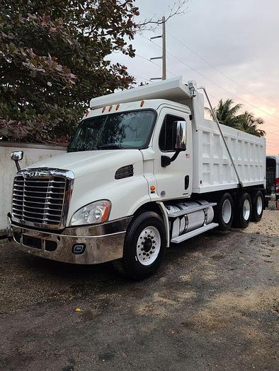 Used 2012 FREIGHTLINER Columbia