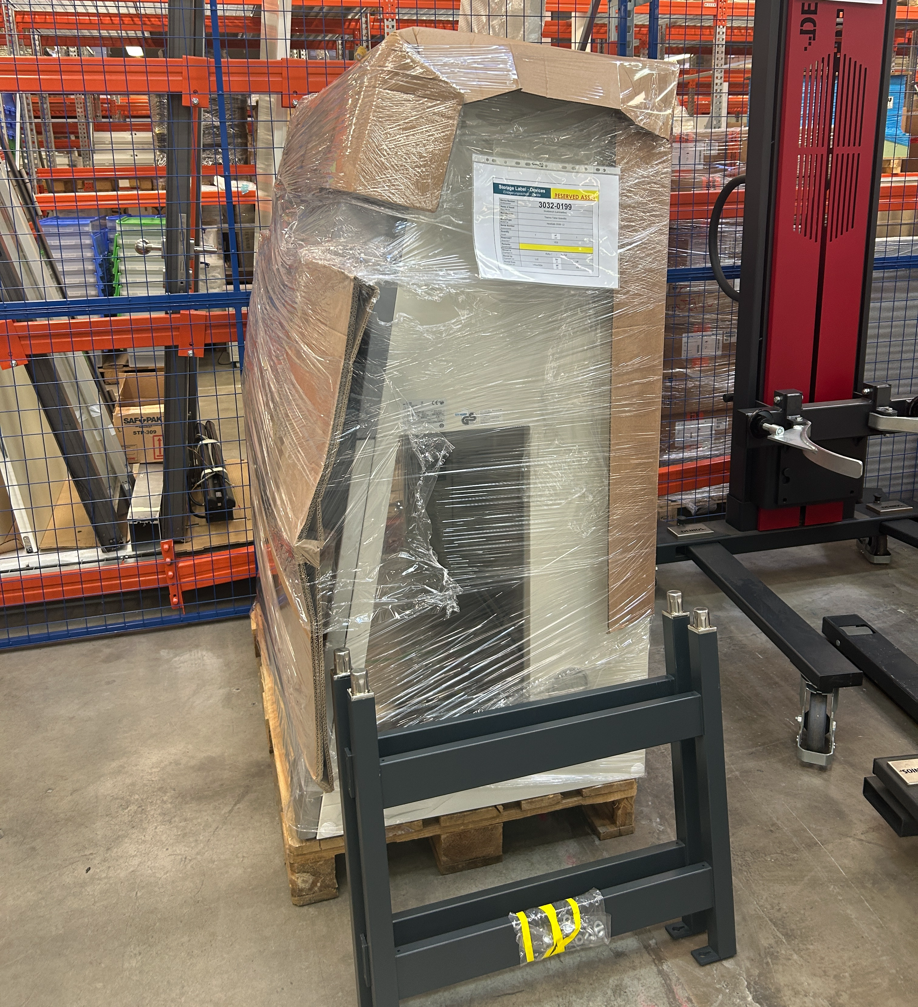 Used Laminar Flow - Thermo Fisher - Herasafe KS12 - BTH002